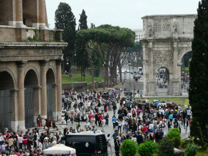 Roma contro i vandali, arriva il daspo per i turisti maleducati