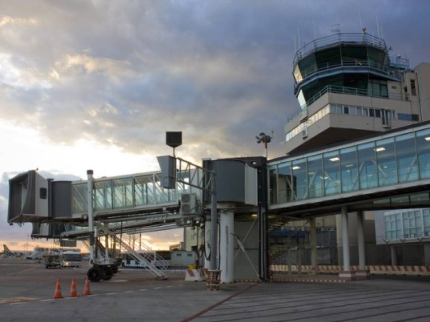 Aeroporto di Catania chiuso fino alle 20 per la nuova eruzione dell'Etna