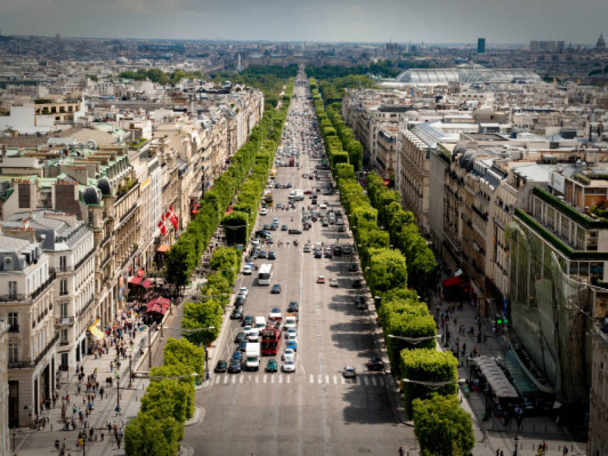 Parigi, riaperti al traffico gli Champs Élysées