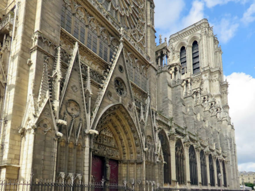 Parigi, come sarà Notre-Dame dopo il restauro: attorno tanto verde e panchine vista Senna
