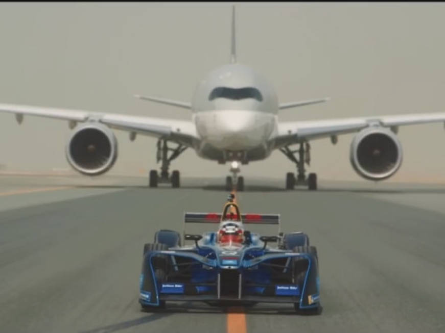 Sfida in pista tra il bolide di Formula E e gli aerei Qatar, il video