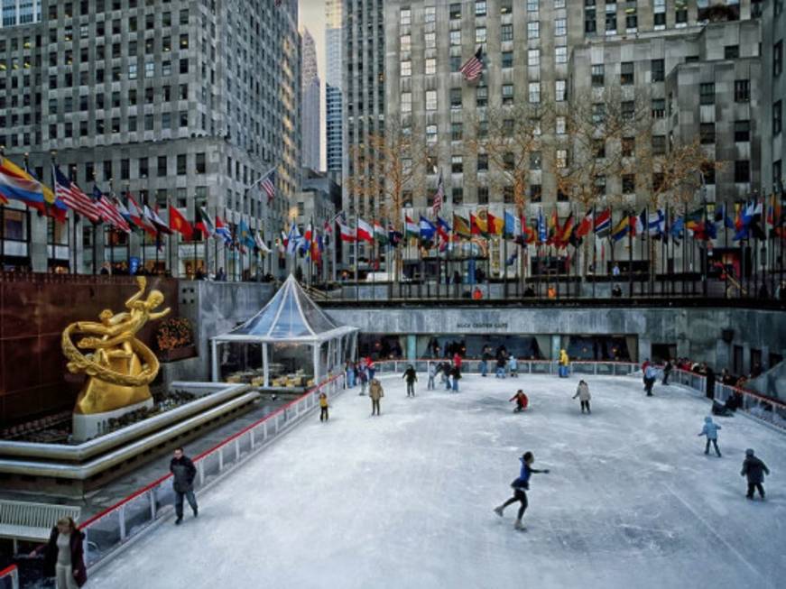 New York: apre la pista di pattinaggio al Rockefeller Center