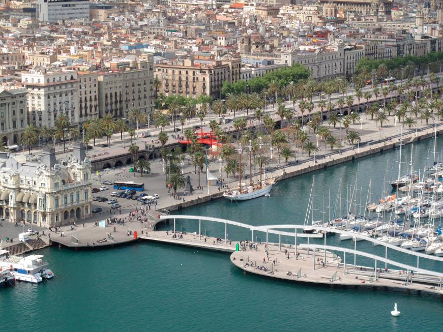 Barcellona tassa il turismo: aumenti per hotel e crociere