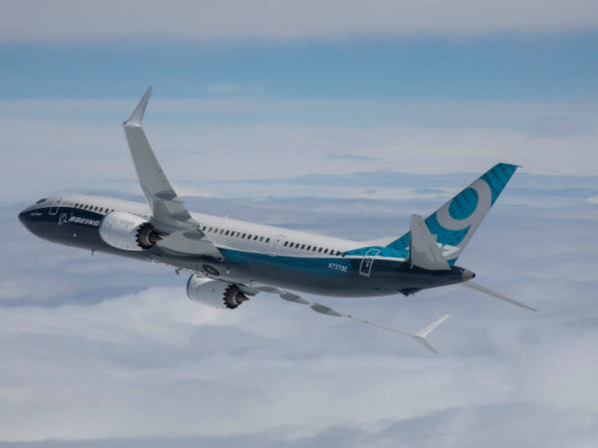 Il caso B737 Max pesa ancora sui conti Boeing, utili dimezzati