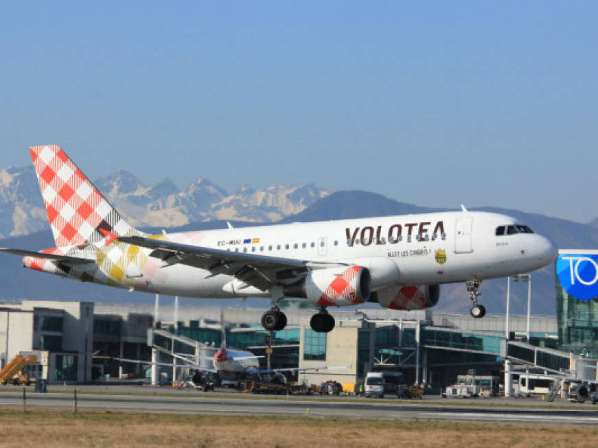 Volotea a Torino, decollato il nuovo collegamento per Santorini