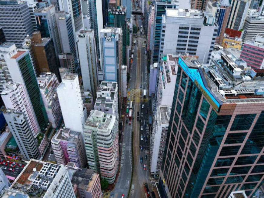 Hong Kong allenta le restrizioni anti-Covid per i gruppi