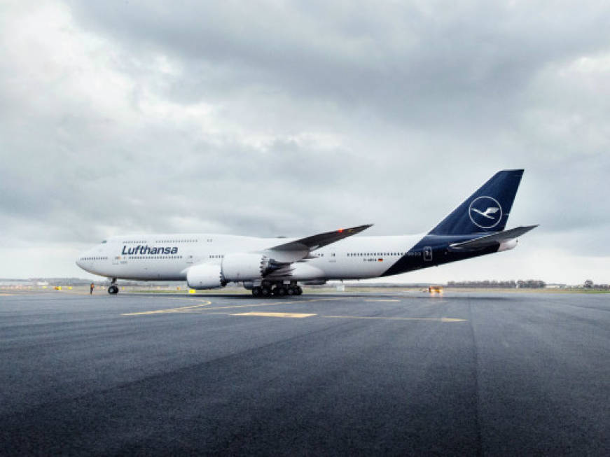 Lufthansa, taglio volontario degli stipendi per i manager
