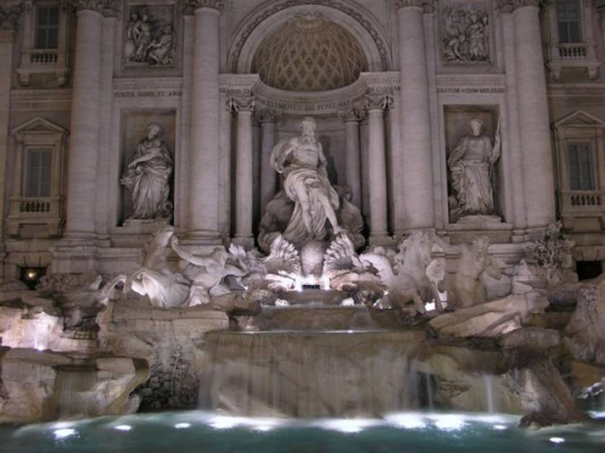 Fontana di Trevi: nel 2016 i turisti hanno lanciato 1,3 milioni di euro in monetine