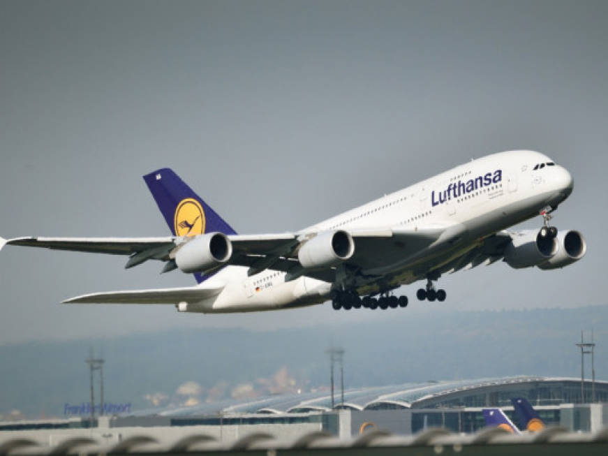 Lufthansa, nuove norme per le mascherine: addio alla stoffa