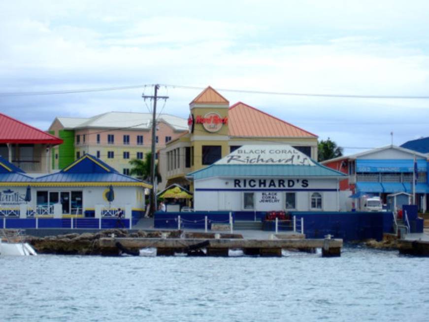 Isole Cayman: stop ai test per i viaggiatori vaccinati