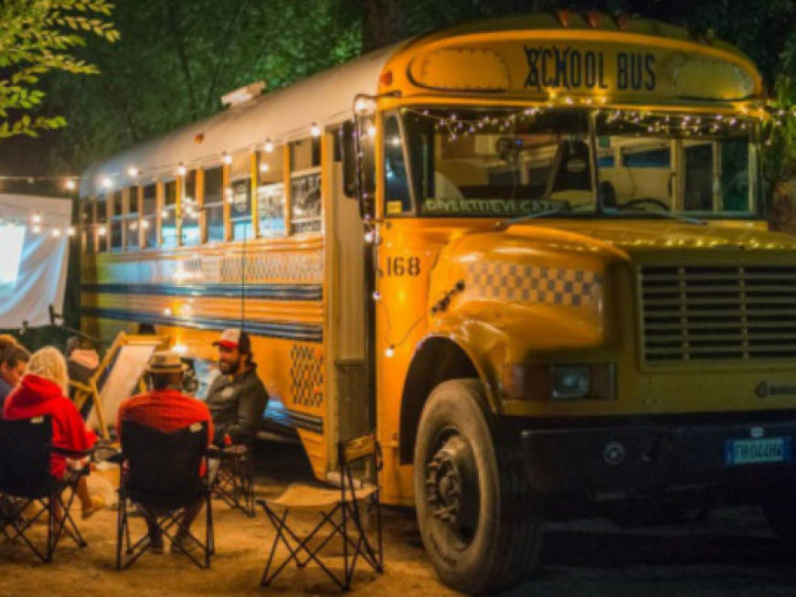 Dormire in uno scuolabus: le proposte Instagram di Vacanze col cuore