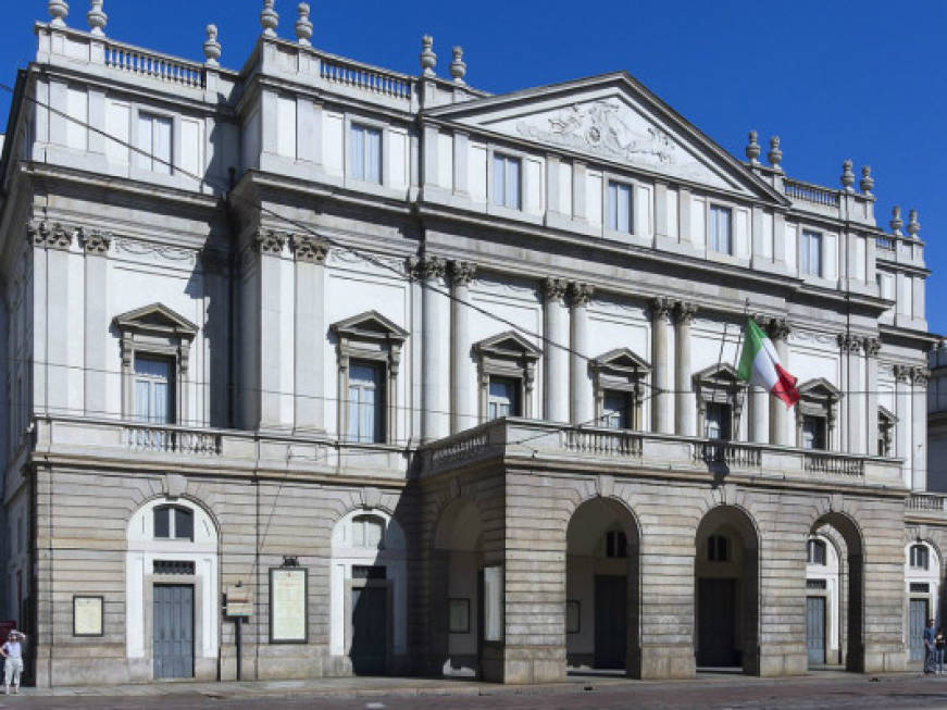 Milano, chiuso il portico della Scala: gli interventi delle autorità