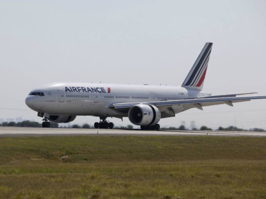 Caos trasporti in Francia, Air France annuncia nuovi scioperi