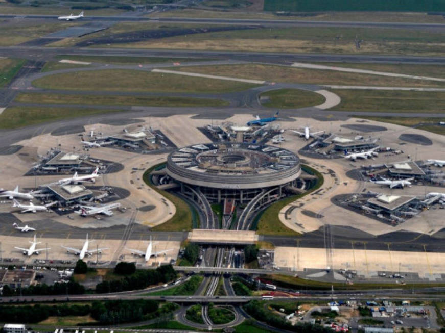 Parigi autorizza l'isolamento per i casi positivi rilevati in aeroporto