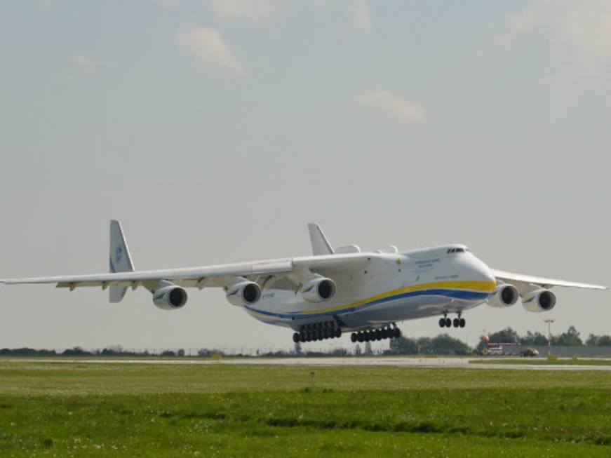 Ricompare l&amp;#39;Antonov An-225, l&amp;#39;aereo più grande del mondo: lo spettacolare atterraggio