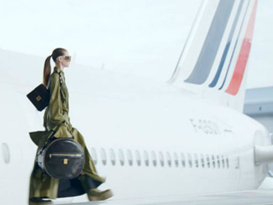 Una sfilata di Pierre Balmain negli hangar di Air France: il video