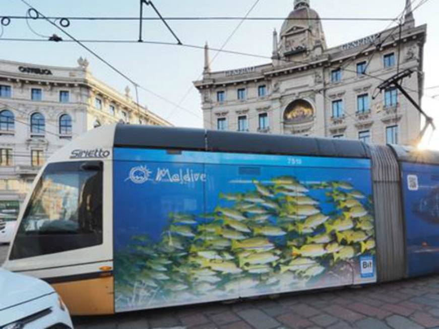 Maldive in primo piano: al via la campagna sui tram milanesi