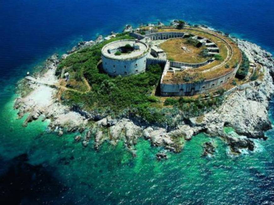 Montenegro, l&amp;#39;ex lager di Mamula diventa resort di lusso
