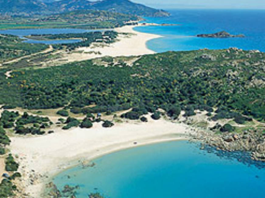 Sardegna, fermati turisti con 40 chili di sabbia nel bagagliaio