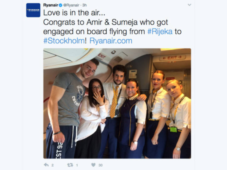 Proposta di matrimonio su un volo Ryanair, la compagnia festeggia la coppia su Twitter