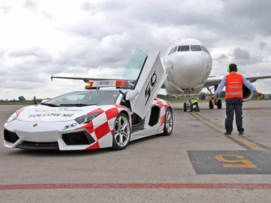 Le Lamborghini all&amp;#39;aeroporto di Bologna, le sportive in livrea &amp;#39;follow me&amp;#39;
