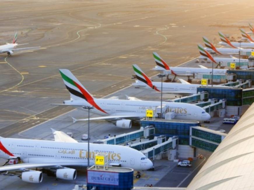 Pista chiusa a Dubai, i piani di Emirates per operare i voli