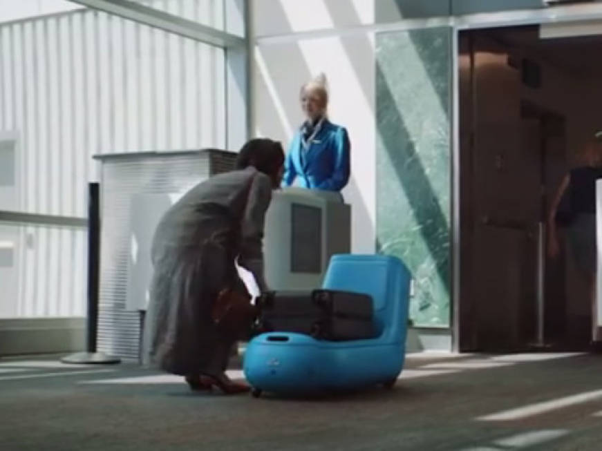 Klm lancia Care-E, il robot portavaligie che ricorda Wall-E: il video