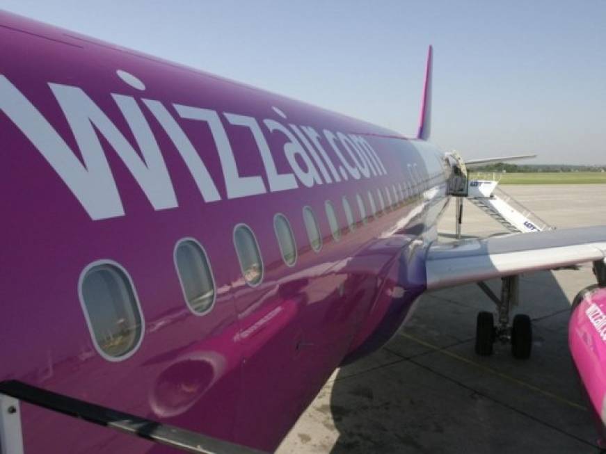 Wizz Air introduce fee da 10 euro sul bagaglio a mano