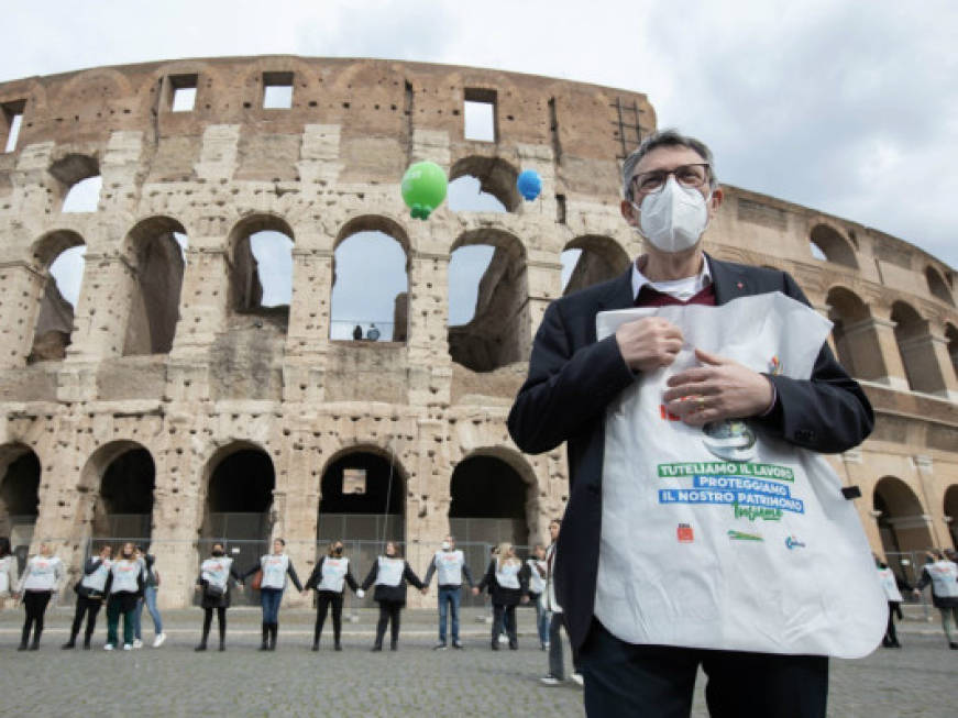 I sindacati si mobilitano a sostegno della filiera turistica: in migliaia al flash mob in diverse piazze italiane
