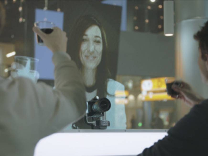 Klm, ora i passeggeri si incontrano virtualmente con Live Hologram Bar