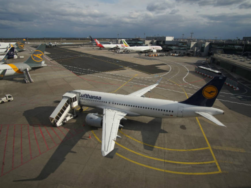 Lufthansa taglia30mila voli estivi: si riapre il tema carenza di personale