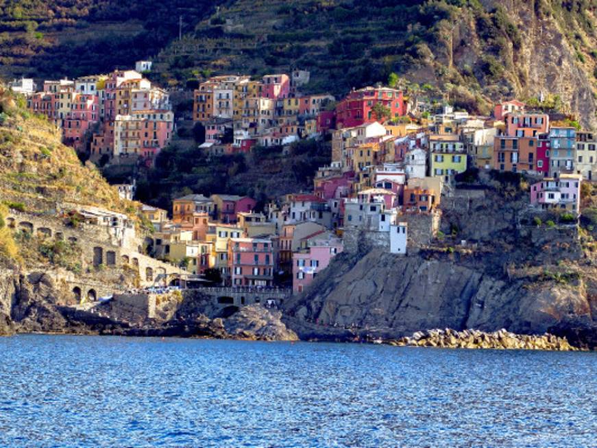 Le Cinque Terre a numero chiuso: Riomaggiore blocca i treni