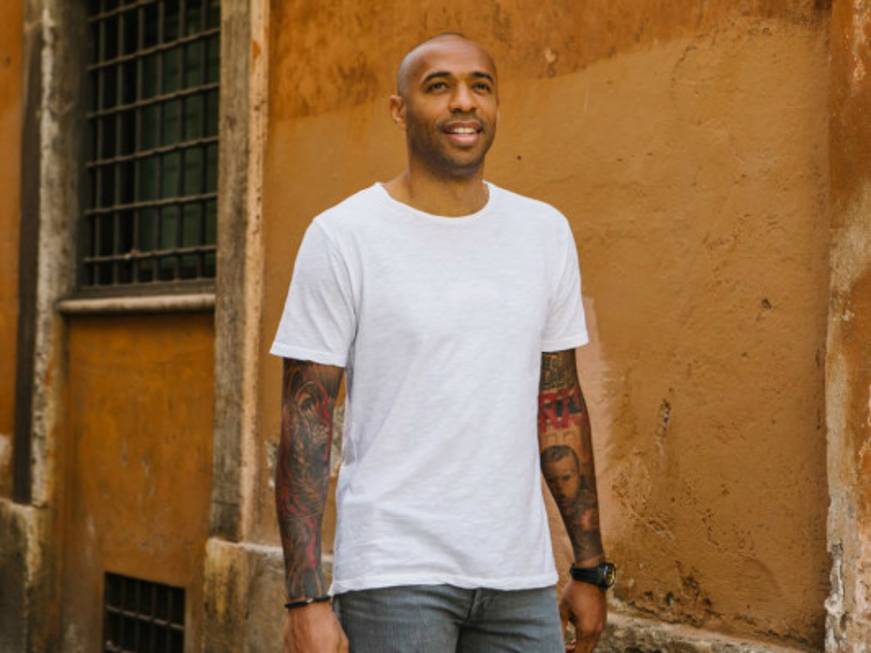 Il calciatore Thierry Henry nuovo testimonial di Booking.com