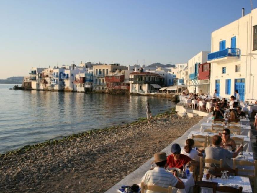 La Grecia approva le riforme, stop alle agevolazioni fiscali per le isole