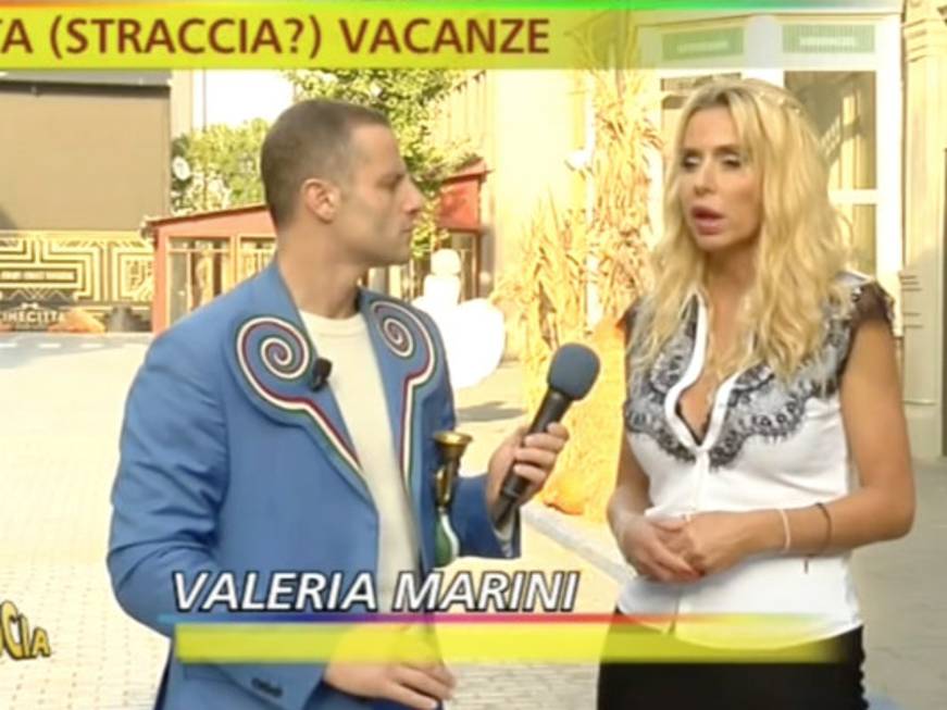 Striscia la Notizia: truffa delle card vacanze con Valeria Marini ignara testimonial