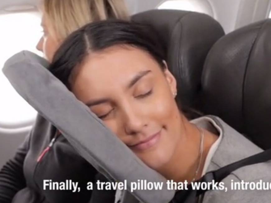 Arriva FaceCradle, il 'cuscino avvolgente' per dormire in aereo
