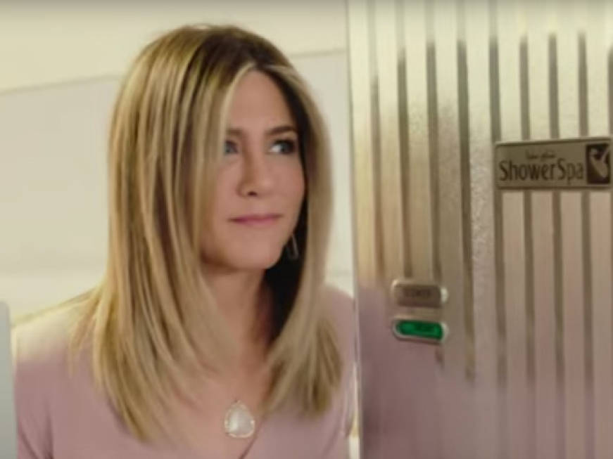 Jennifer Aniston torna sugli aerei Emirates in un nuovo spot