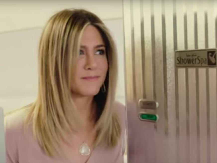 Jennifer Aniston torna sugli aerei Emirates in un nuovo spot