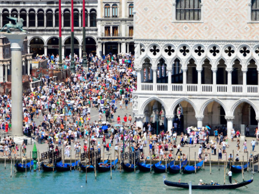 Venezia come un villaggio turistico, i posti letto superano i residenti