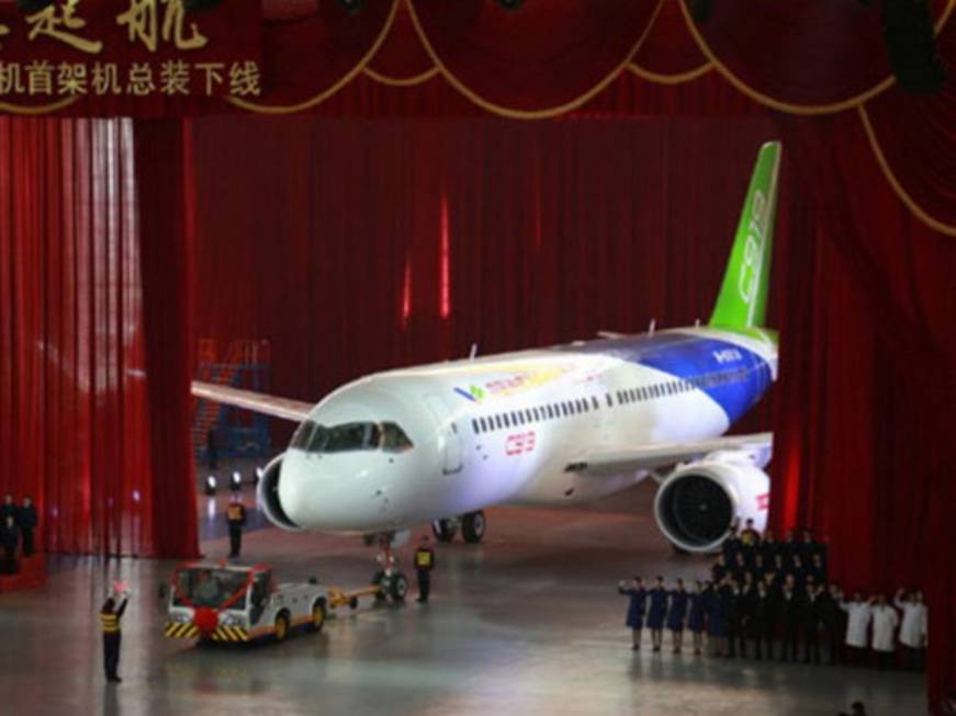 Debutto per il C919, primo aereo interamente cinese