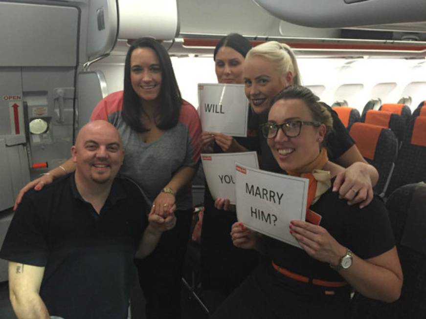 Proposta di matrimonio in volo, con la complicit&agrave; di piloti e assistenti
