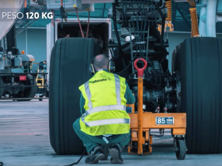 Come cambiare le gomme a un aereo: il video del ‘pit stop’ del B777
