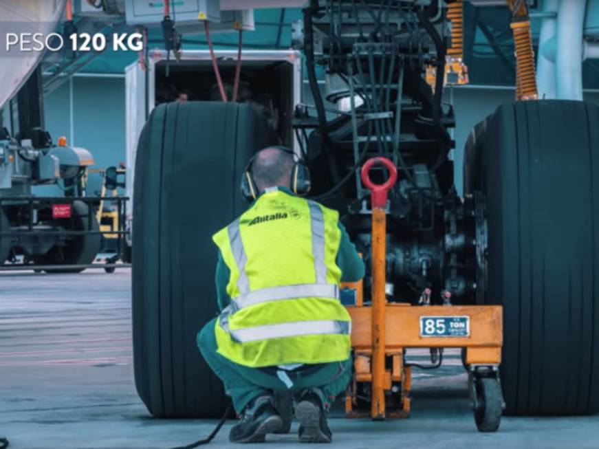 Come cambiare le gomme a un aereo: il video del ‘pit stop’ del B777