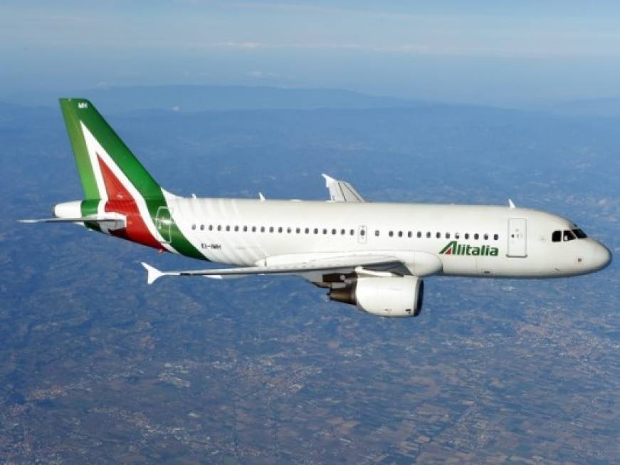 Snack di bordo addio: Alitalia taglia i costi sui voli domestici