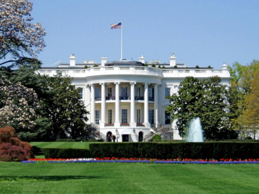 Chiude ai turisti uno dei marciapiedi davanti alla Casa Bianca