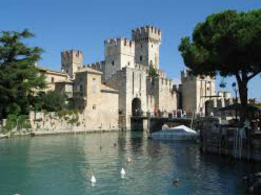 Il Comune di Sirmione vieta l'ingresso in bicicletta nel centro storico ai turisti