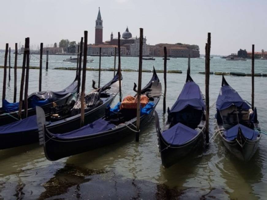 Venezia, turisti cinesi pazzi per lo shopping in Laguna