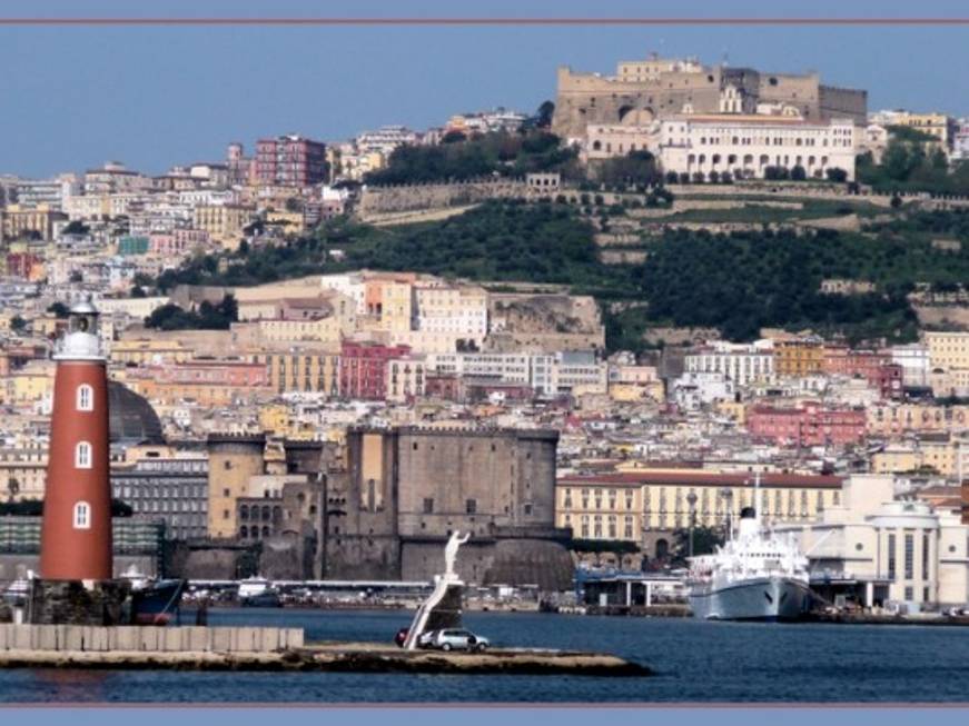 Napoli, l&amp;#39;aeroporto risponde al The Sun con la mappa degli stereotipi