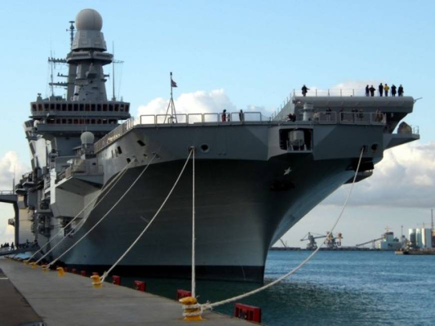 L&amp;#39;Italia si promuove in portaerei, la Cavour attracca a Abu Dhabi