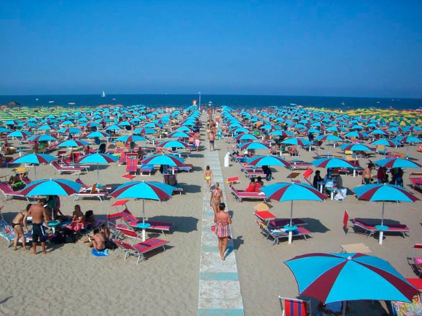Federalberghi Rimini querela due influncer per foto false, reel e fotomontaggi